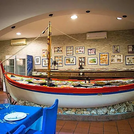 מלון Ristorante La Perla 4*